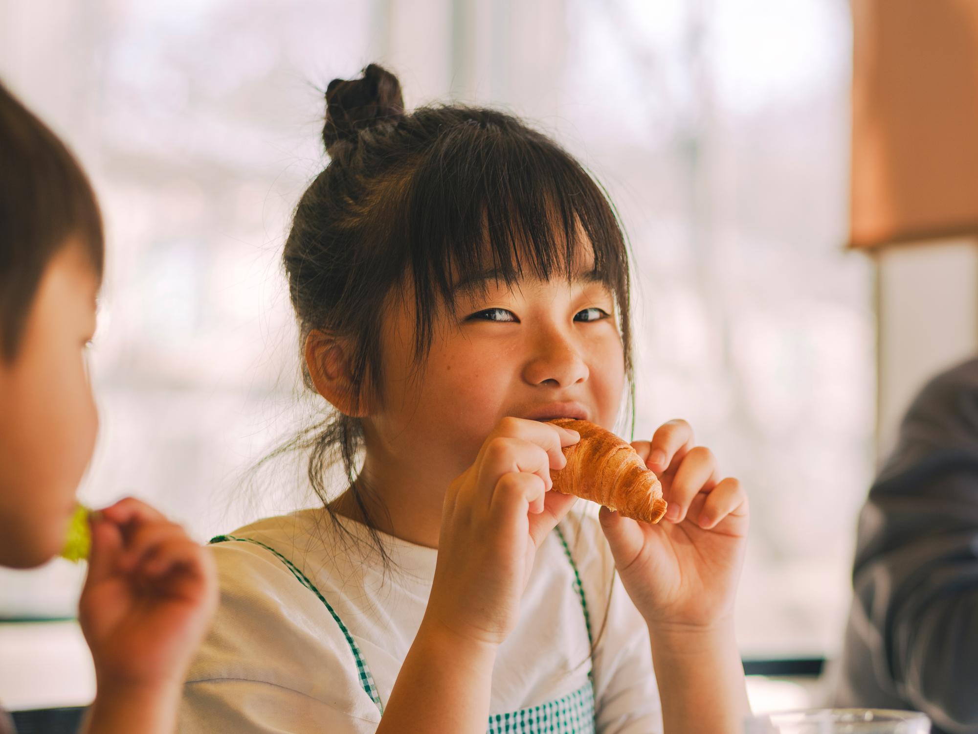 レストランで食事を楽しむお子様