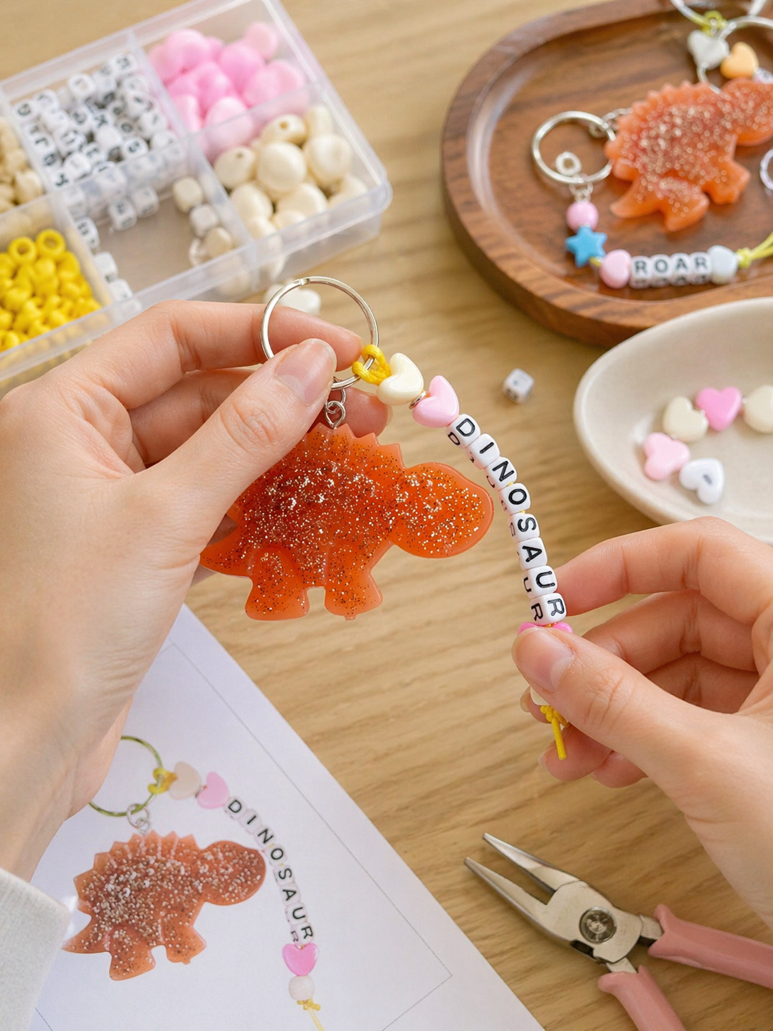 親子でキーホルダーを作っている写真